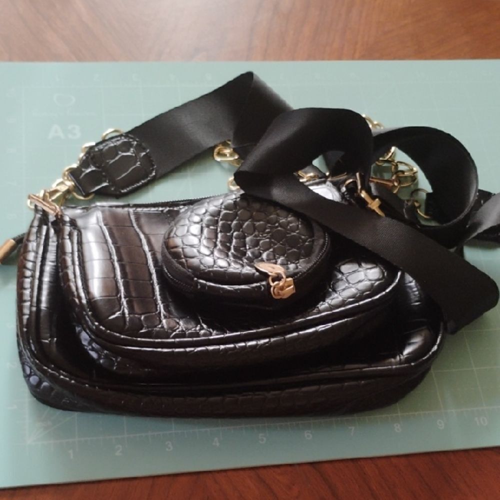 (1019) Black Croc-Embossed Women's Bag Set